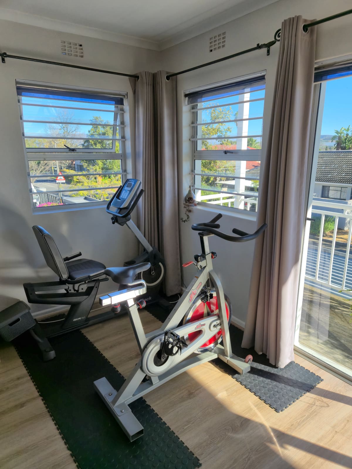 Recumbent and spinning bikes at the corner windows of the Die Boord practice